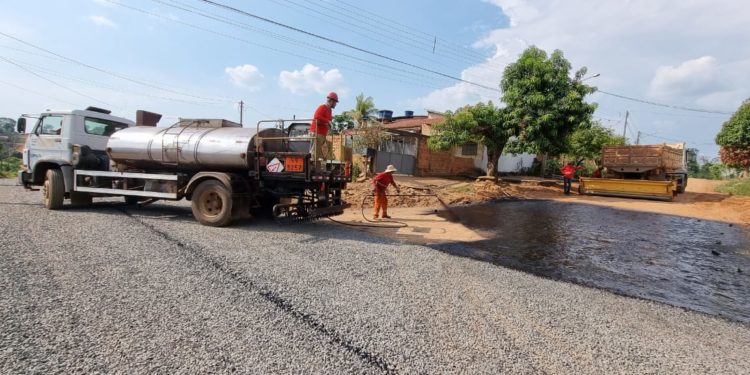 Mais um trecho da Rua Francisco Pantoja no setor 06 é contemplado com asfalto novo