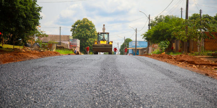 Prefeitura de Jaru conclui obras de pavimentação na Rua Tanguá e inicia processo para asfaltar a Rua 7 de Setembro no Jardim dos Estados