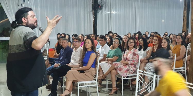 Secretaria de educação promove ação em homenagem ao dia do Professor