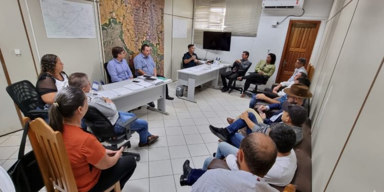 Prefeito e vice-prefeito recebem vereadores da base aliada para alinhar ações