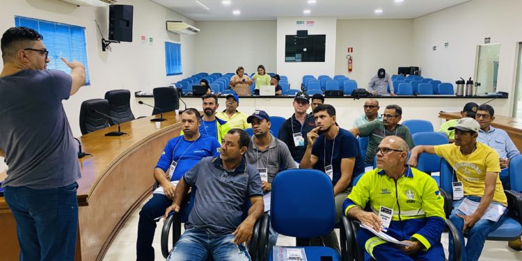 Prefeitura de Jaru realiza curso de reciclagem para operadores de máquinas pesadas