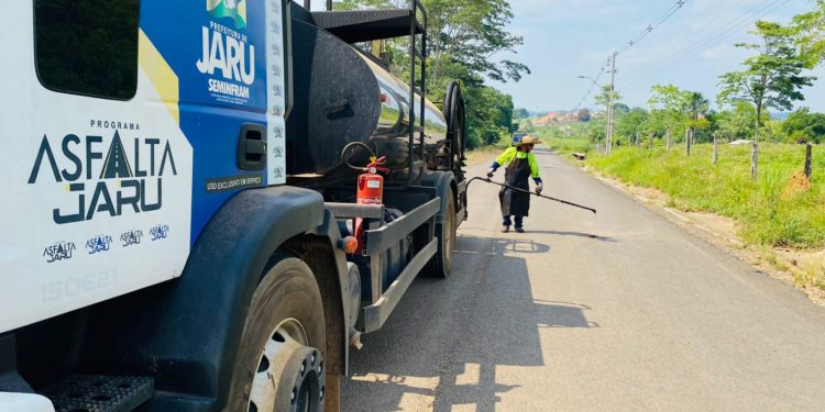 Prefeitura de Jaru realiza serviço de tapa buracos na Linha 627 no acesso ao Jardim Europa