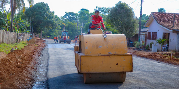 Mais um trecho da Rua Santos Dumont no bairro Jardim dos Estados é contemplado com capa asfáltica