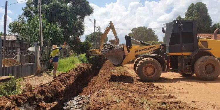 Prefeitura de Jaru realiza serviço de drenagem na Rua Ceará no trecho entre a Rio de Janeiro e Goiás no setor 03; via será pavimentada