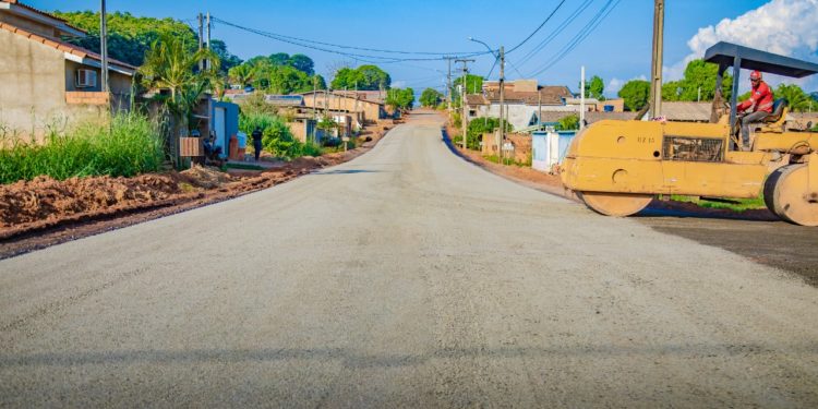 Prefeito João Gonçalves Júnior e vice-prefeito Jeverson Lima acompanham obras de pavimentação asfáltica no Jardim dos Estados