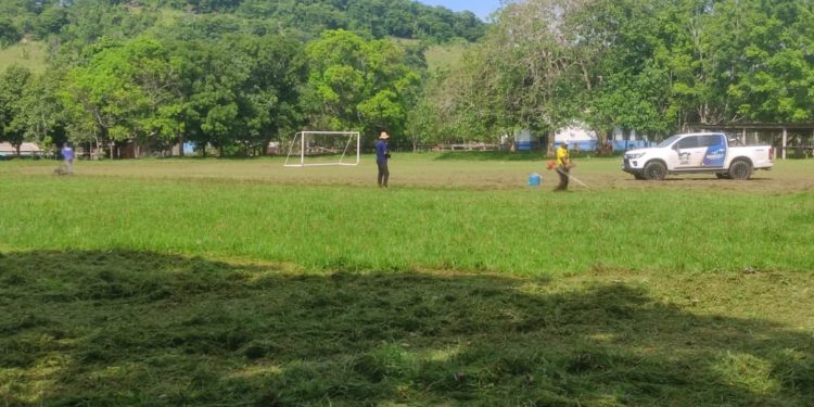 Prefeitura de Jaru realiza manutenção nos campos de futebol nos distritos de Tarilândia e de Santa Cruz da Serra