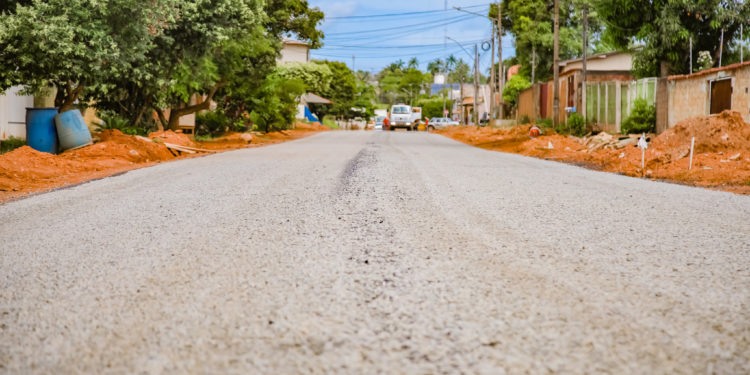 Prefeitura de Jaru conclui obras de pavimentação asfáltica na Rua Ceará entre a Rio de Janeiro e Goiás no setor 03