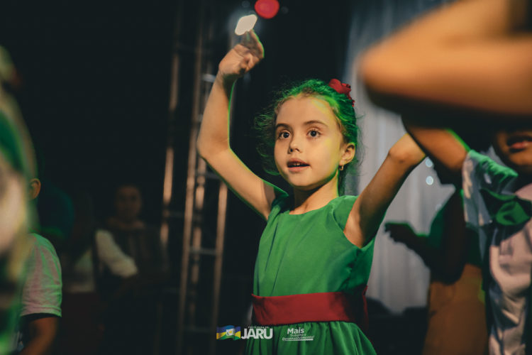 Primeira noite da cantata natalina em Jaru reúne milhares de pessoas