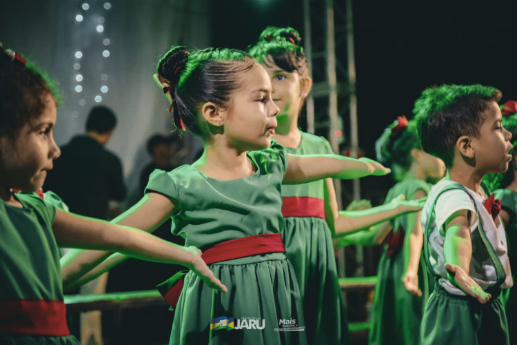 Primeira noite da cantata natalina em Jaru reúne milhares de pessoas