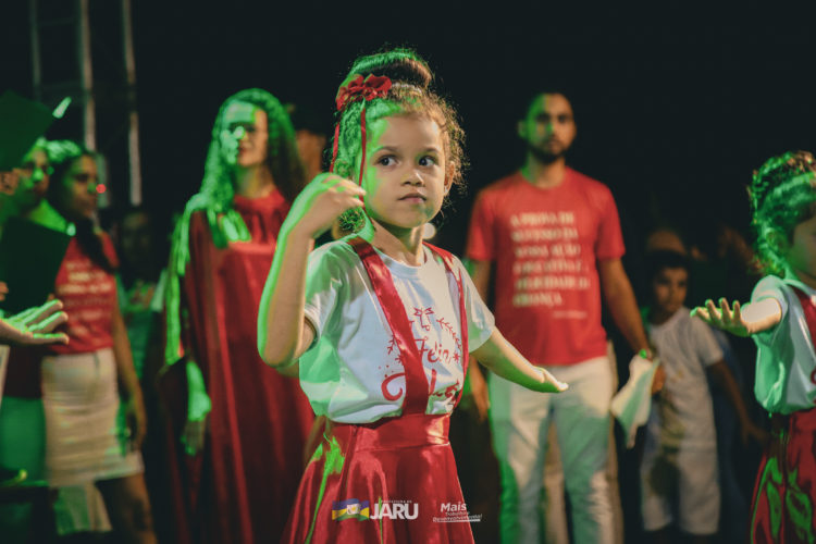 Primeira noite da cantata natalina em Jaru reúne milhares de pessoas
