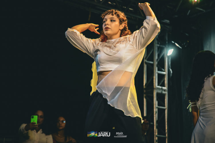 Primeira noite da cantata natalina em Jaru reúne milhares de pessoas