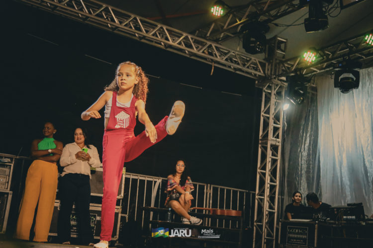 Primeira noite da cantata natalina em Jaru reúne milhares de pessoas