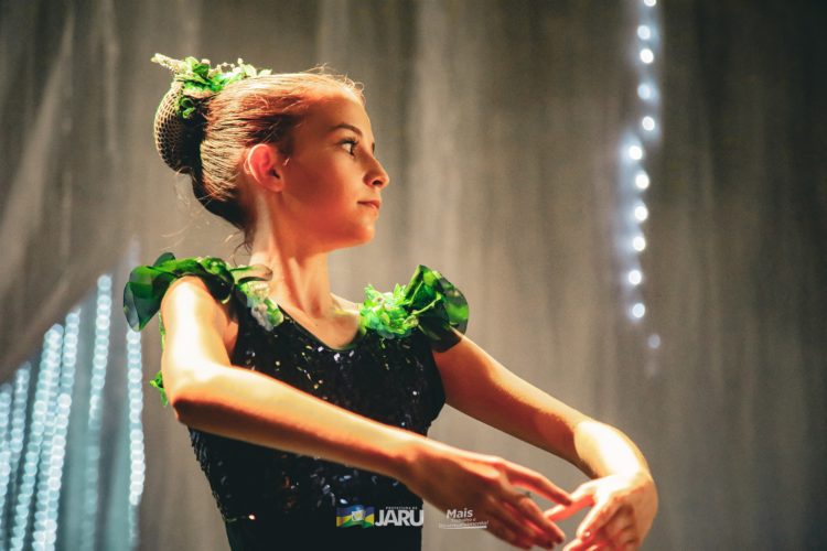 Primeira noite da cantata natalina em Jaru reúne milhares de pessoas