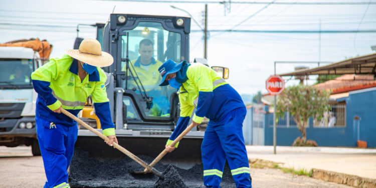 Prefeitura de Jaru realiza Operação Tapa-Buracos nas Ruas Minas Gerais e Manoel Ribeiro Mendes no setor 04  