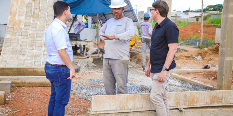 Prefeito João Gonçalves Júnior e vice-prefeito Jeverson Lima vistoriam obras em andamento no município