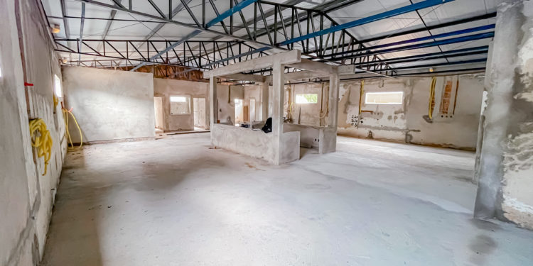 Obras UTI municipal de Jaru seguem avançando; prédio começa a receber pintura e cobertura na área externa