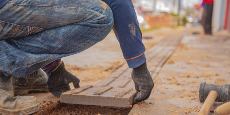 Acessibilidade: Prefeitura de Jaru realiza instalação de piso tátil na Avenida Padre Adolpho Rohl