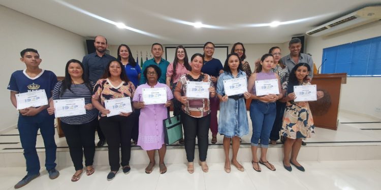Prefeitura de Jaru e Governo de Rondônia realizam cerimônia para entrega de certificados de cursos de qualificação profissional; capacitação foi mobilizada pela vereadora Professora Damiana  