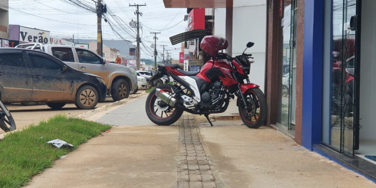 Estacionamento irregular em Jaru poderá acarretar em multa e remoção do veículo