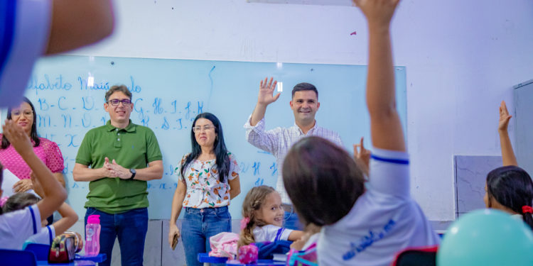 Prefeito João Gonçalves Júnior e vice-prefeito Jeverson Lima acompanham início do ano letivo nas escolas municipais
