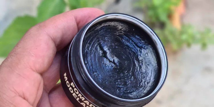 Por determinação da Anvisa venda e uso de pomadas para modelar e trançar cabelos estão proibidos