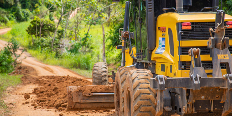 Prefeitura de Jaru realiza manutenção de estradas na Linha 627