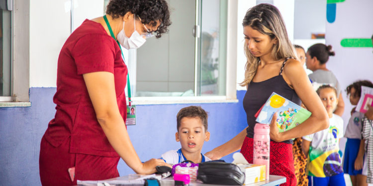 Prefeitura de Jaru leva atendimentos do Aprender com Saúde para alunos da Escola Pato Donald
