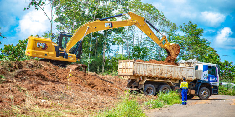 Prefeitura de Jaru realiza limpeza de área pública no residencial Jardim Primavera