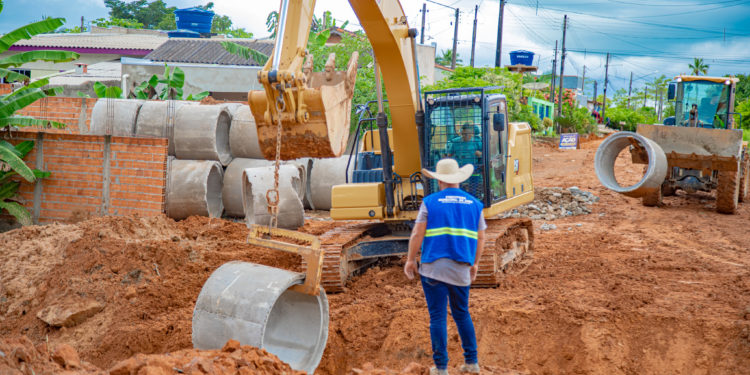 Prefeitura de Jaru realiza serviço de drenagem na Rua Euclides da Cunha; via será pavimentada posteriormente