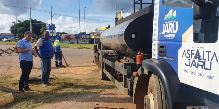 Prefeitura de Jaru realiza manutenção de ruas no setor 04