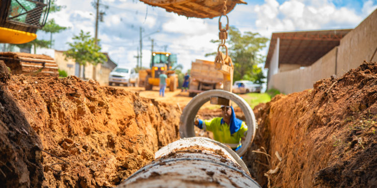 Prefeitura de Jaru realiza serviço de drenagem na Rua Mamoré no setor 02