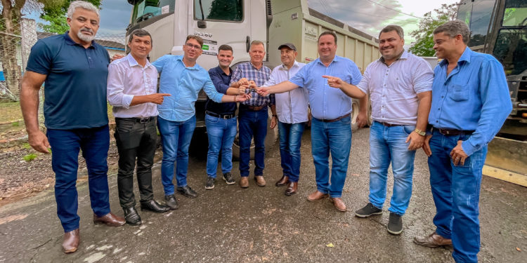 Durante solenidade no distrito de Tarilândia prefeitura entrega mais um caminhão caçamba; veículo foi adquirido com recurso do deputado federal Lúcio Mosquini a pedido do vereador Marcão