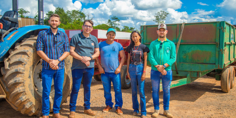 Prefeitura de Jaru entrega equipamentos agrícolas para associação rural da Linha 614
