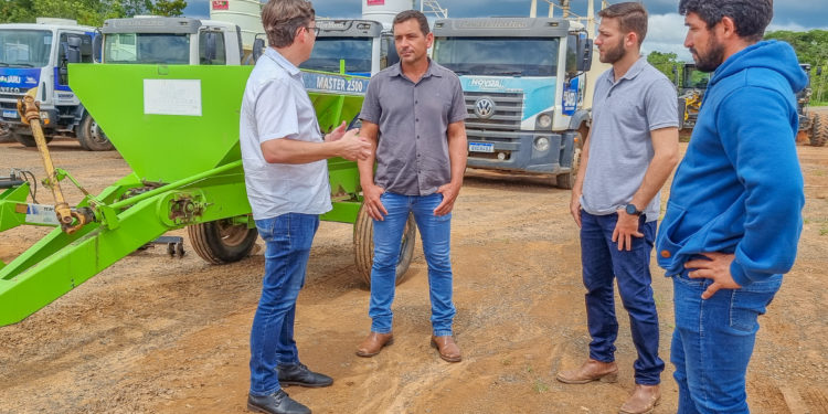 Prefeitura de Jaru entrega equipamentos agrícolas para Associação de Produtores Rurais Serra Verde