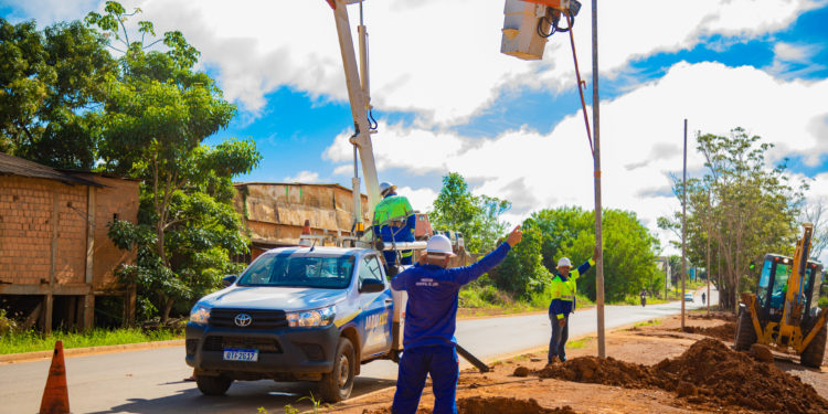 Prefeitura de Jaru realiza serviço de iluminação na Rua Beira Rio próximo à ponte