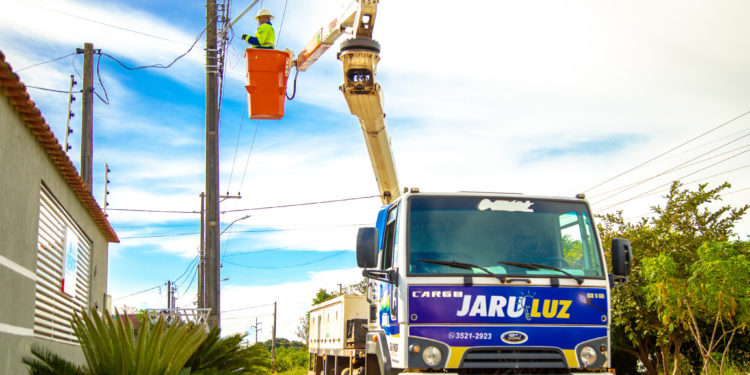 Prefeitura de Jaru inicia implantação de luminárias de LED no Residencial Orleans; todas as lâmpadas antigas serão substituídas