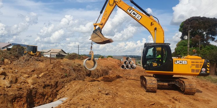 Prefeitura de Jaru realiza serviço de drenagem na Rua Vereador Otaviano Neto