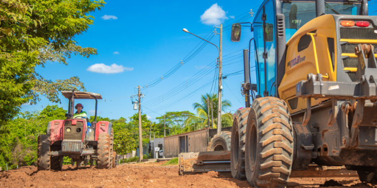 Asfalta Jaru: Prefeitura realiza serviço de terraplanagem na Rua Mamoré no setor 02; via será contemplada com asfalto novo