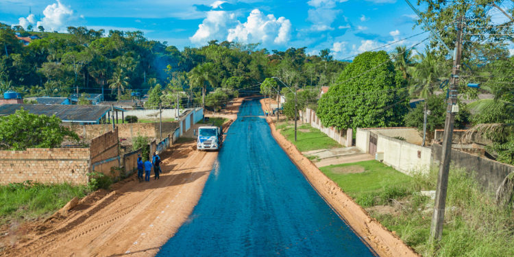 Asfalta Jaru: Rua Rio de Janeiro é imprimada e está pronta para receber capa asfáltica do tipo CBUQ