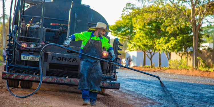 Asfalta Jaru: Rua Mamoré é imprimada e está pronta para receber a capa asfáltica
