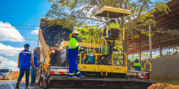 Prefeitura de Jaru conclui obras de pavimentação asfáltica na Rua Mamoré no setor 02
