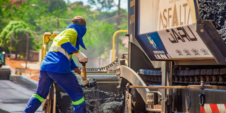 Asfalta Jaru: Moradores da Rua Rio de Janeiro no setor 02 comemoram a chegada do asfalto