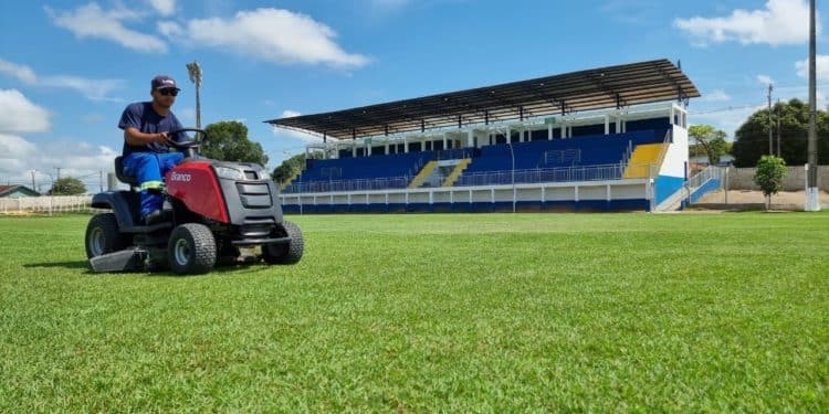 Prefeitura de Jaru adquire trator para manutenção dos campos de futebol no município