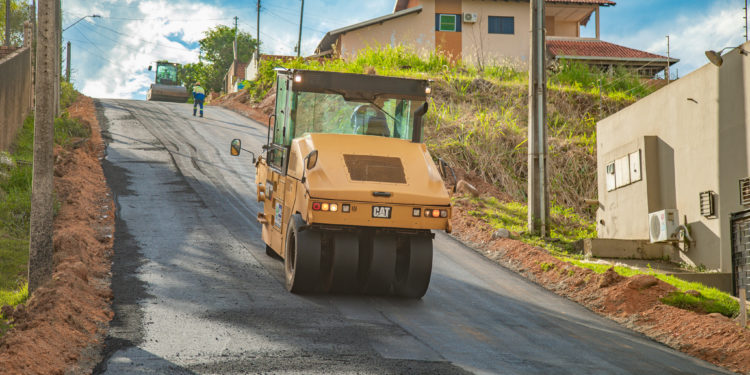 Asfalta Jaru! Trecho da Rua Manoel Ribeiro Mendes no setor 07 recebe capa asfáltica