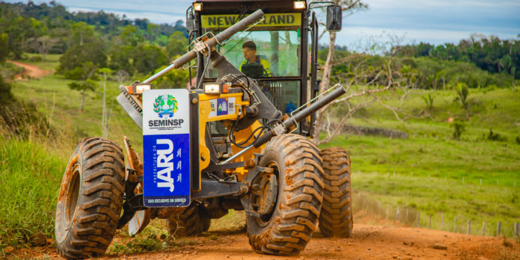 Prefeitura de Jaru segue com serviço de patrolamento nas estradas rurais; equipes trabalham na Linha 607
