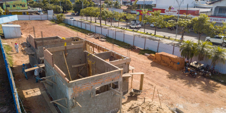 Prefeitura de Jaru trabalha na construção de Praça Pública na Avenida Dom Pedro I