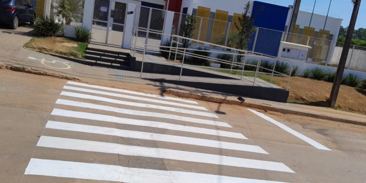 Prefeitura reforça faixas de pedestres em vários pontos da cidade