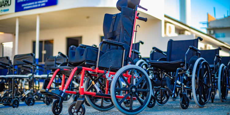 Prefeitura de Jaru recebe meios auxiliares de locomoção; cadeiras de rodas e de banho são destinadas a pacientes com mobilidade reduzida