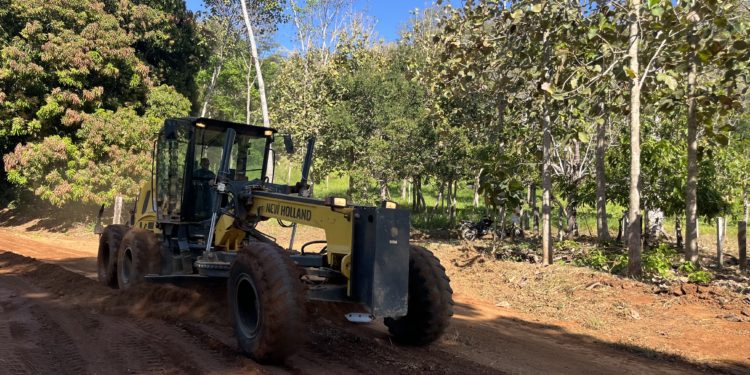 Prefeitura segue com serviço de manutenção de estradas rurais; equipes trabalham na Linha 601