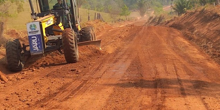 Prefeitura de Jaru segue com serviço de patrolamento nas estradas rurais; equipes trabalham na Linha 614